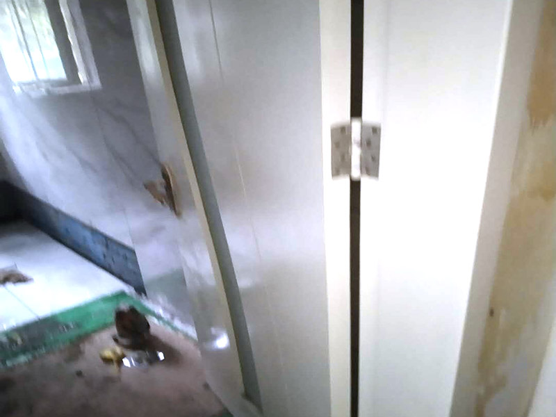 木門打磨翻新：1、卸下把手等裝飾品：把木門上面的把手等裝飾品都卸下來，防止下一步作業(yè)時(shí)劃傷手，也有利于均勻涂刷木門油漆。 2、打磨：用粗砂紙把需要刷油漆的地方都打磨一遍，注意轉(zhuǎn)角的地方不要打磨的太厲害，保持木門原來的形狀。用布沾水，弄成半濕狀，把剛打磨完的木門上的粉末都擦干凈。拿細(xì)砂紙?jiān)僦匦麓蚰ヒ槐?，同樣要注意轉(zhuǎn)角處。再用沾水布把粉末清理干凈。 3、刷木門油漆：取油漆、刷子，開油漆蓋。把刷子在油漆桶里沾一下，一次不要沾太多的漆。刷漆的規(guī)則是從上到下，從左到右。注意轉(zhuǎn)角及隱藏處也要刷上漆。