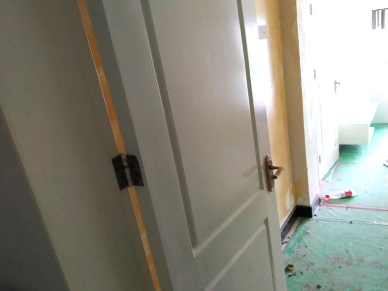 木門打磨翻新：1、卸下把手等裝飾品：把木門上面的把手等裝飾品都卸下來，防止下一步作業(yè)時(shí)劃傷手，也有利于均勻涂刷木門油漆。 2、打磨：用粗砂紙把需要刷油漆的地方都打磨一遍，注意轉(zhuǎn)角的地方不要打磨的太厲害，保持木門原來的形狀。用布沾水，弄成半濕狀，把剛打磨完的木門上的粉末都擦干凈。拿細(xì)砂紙?jiān)僦匦麓蚰ヒ槐?，同樣要注意轉(zhuǎn)角處。再用沾水布把粉末清理干凈。 3、刷木門油漆：取油漆、刷子，開油漆蓋。把刷子在油漆桶里沾一下，一次不要沾太多的漆。刷漆的規(guī)則是從上到下，從左到右。注意轉(zhuǎn)角及隱藏處也要刷上漆。