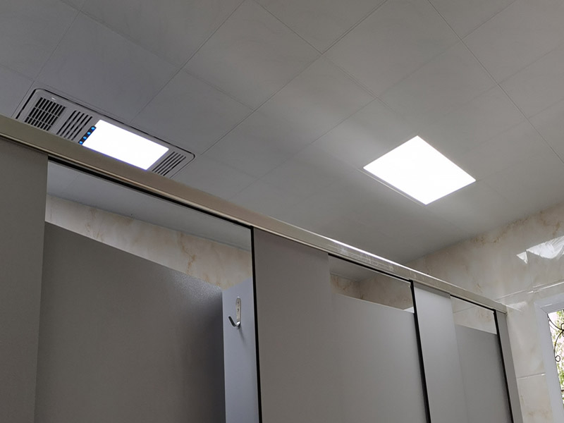 舊衛(wèi)生間裝修翻新：既然是舊衛(wèi)生間改造，那么面臨的就是將老舊的用料去除，重新選擇用料，其實(shí)這是一種浪費(fèi)。眾所周知，衛(wèi)生間是最長接觸水源的地方，也是家居中最容易潮濕的場地，所以基本在做地板時，下層都會鋪設(shè)防水層，業(yè)主在重新鋪設(shè)地磚時，沒必要將原有的防水層去除，可以在原有防水層的基礎(chǔ)上加固，這樣將使防水更加的牢固。