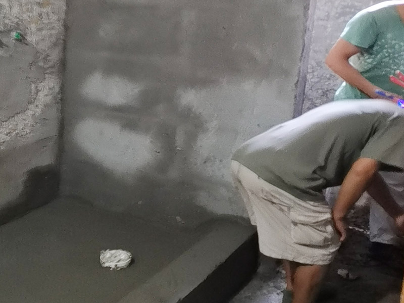 舊衛(wèi)生間裝修翻新：既然是舊衛(wèi)生間改造，那么面臨的就是將老舊的用料去除，重新選擇用料，其實(shí)這是一種浪費(fèi)。眾所周知，衛(wèi)生間是最長接觸水源的地方，也是家居中最容易潮濕的場地，所以基本在做地板時，下層都會鋪設(shè)防水層，業(yè)主在重新鋪設(shè)地磚時，沒必要將原有的防水層去除，可以在原有防水層的基礎(chǔ)上加固，這樣將使防水更加的牢固。