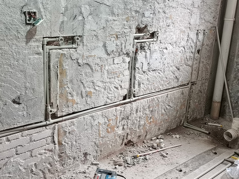 舊衛(wèi)生間裝修翻新：既然是舊衛(wèi)生間改造，那么面臨的就是將老舊的用料去除，重新選擇用料，其實(shí)這是一種浪費(fèi)。眾所周知，衛(wèi)生間是最長接觸水源的地方，也是家居中最容易潮濕的場地，所以基本在做地板時，下層都會鋪設(shè)防水層，業(yè)主在重新鋪設(shè)地磚時，沒必要將原有的防水層去除，可以在原有防水層的基礎(chǔ)上加固，這樣將使防水更加的牢固。