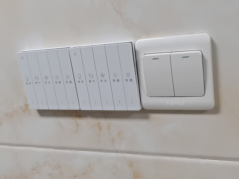 舊衛(wèi)生間裝修翻新：既然是舊衛(wèi)生間改造，那么面臨的就是將老舊的用料去除，重新選擇用料，其實(shí)這是一種浪費(fèi)。眾所周知，衛(wèi)生間是最長接觸水源的地方，也是家居中最容易潮濕的場地，所以基本在做地板時，下層都會鋪設(shè)防水層，業(yè)主在重新鋪設(shè)地磚時，沒必要將原有的防水層去除，可以在原有防水層的基礎(chǔ)上加固，這樣將使防水更加的牢固。