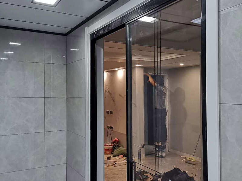 塑鋼門窗維修安裝中，經(jīng)常遇見鋁型材表面防護(hù)膜有殘留怎么辦