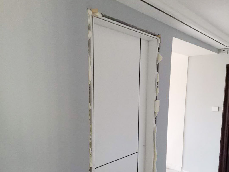 臥室木門安裝：首先要組裝門套。在上一個木門安裝步驟中我們已經(jīng)將木門的各個部件整理好了，所以此時只需要將門套與立板根據(jù)編號接合。接下來將門套安裝進(jìn)門洞里。應(yīng)該先將門套的四周固定好，要注意門套是否與地面垂直，這時候的木門安裝標(biāo)準(zhǔn)是垂直誤差不可以超過2mm,水平誤差不允許超過1mm。然后就是安裝門扇了，密封條一定要做好。最后是安裝五金，包括門鎖、合頁、門吸等，一定要確保靈活、牢固。