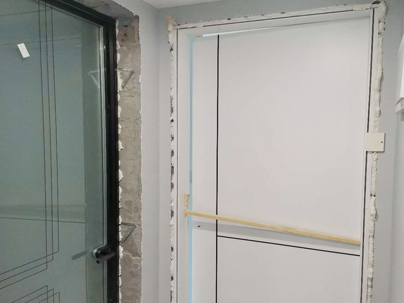 臥室木門安裝：首先要組裝門套。在上一個木門安裝步驟中我們已經(jīng)將木門的各個部件整理好了，所以此時只需要將門套與立板根據(jù)編號接合。接下來將門套安裝進(jìn)門洞里。應(yīng)該先將門套的四周固定好，要注意門套是否與地面垂直，這時候的木門安裝標(biāo)準(zhǔn)是垂直誤差不可以超過2mm,水平誤差不允許超過1mm。然后就是安裝門扇了，密封條一定要做好。最后是安裝五金，包括門鎖、合頁、門吸等，一定要確保靈活、牢固。