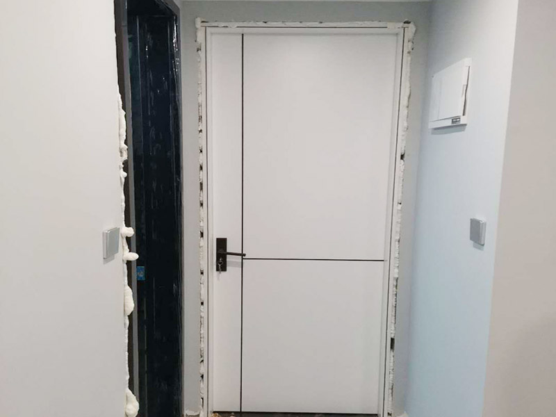 臥室木門安裝：首先要組裝門套。在上一個木門安裝步驟中我們已經(jīng)將木門的各個部件整理好了，所以此時只需要將門套與立板根據(jù)編號接合。接下來將門套安裝進(jìn)門洞里。應(yīng)該先將門套的四周固定好，要注意門套是否與地面垂直，這時候的木門安裝標(biāo)準(zhǔn)是垂直誤差不可以超過2mm,水平誤差不允許超過1mm。然后就是安裝門扇了，密封條一定要做好。最后是安裝五金，包括門鎖、合頁、門吸等，一定要確保靈活、牢固。