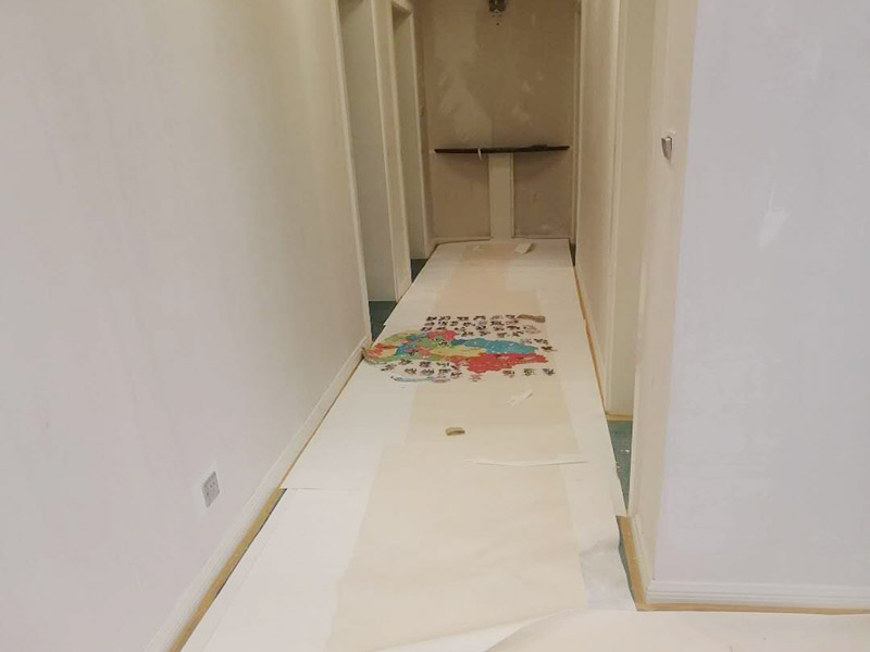 全屋舊墻紙撕除案例：1：在墻面頂部選一塊不顯眼的角落，用美工刀的刀尖將墻紙掀起。2：盡量貼近墻面，捏住墻紙的一角，試著將其從墻面上揭下。朝著自己的方向?qū)垊冸x墻面，這樣更容易揭下墻紙。 用美工刀、剃刀片或墻紙刮刀(一種專(zhuān)用工具，在墻紙店可以買(mǎi)到)，沿水平方向?qū)⑴f墻紙割開(kāi)，讓溫肥皂水或墻紙剝除劑滲到墻紙的后面，軟化粘合劑，然后就可以從石膏墻上撕除或刮除墻紙了。如要噴涂墻紙剝除劑，需戴上粉刷工面罩，以免吸入化學(xué)氣體。