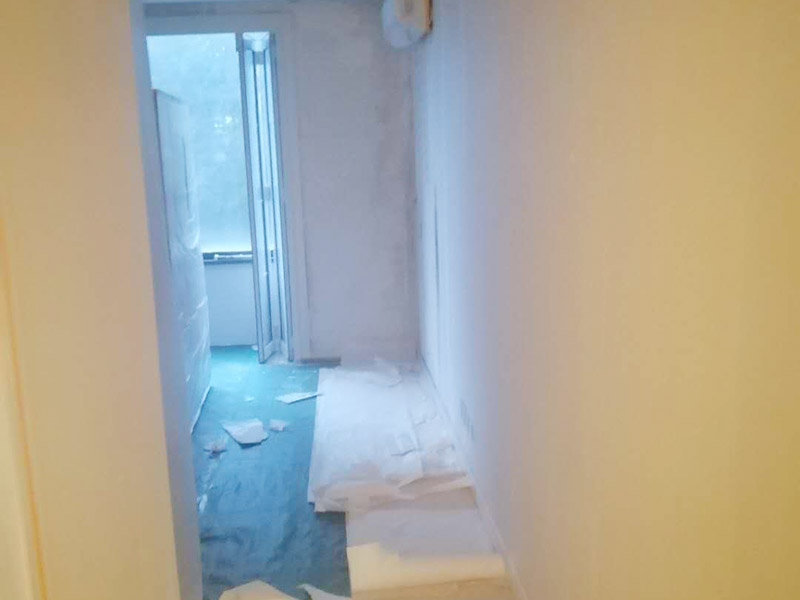 全屋舊墻紙撕除案例：1：在墻面頂部選一塊不顯眼的角落，用美工刀的刀尖將墻紙掀起。2：盡量貼近墻面，捏住墻紙的一角，試著將其從墻面上揭下。朝著自己的方向?qū)垊冸x墻面，這樣更容易揭下墻紙。 用美工刀、剃刀片或墻紙刮刀(一種專(zhuān)用工具，在墻紙店可以買(mǎi)到)，沿水平方向?qū)⑴f墻紙割開(kāi)，讓溫肥皂水或墻紙剝除劑滲到墻紙的后面，軟化粘合劑，然后就可以從石膏墻上撕除或刮除墻紙了。如要噴涂墻紙剝除劑，需戴上粉刷工面罩，以免吸入化學(xué)氣體。