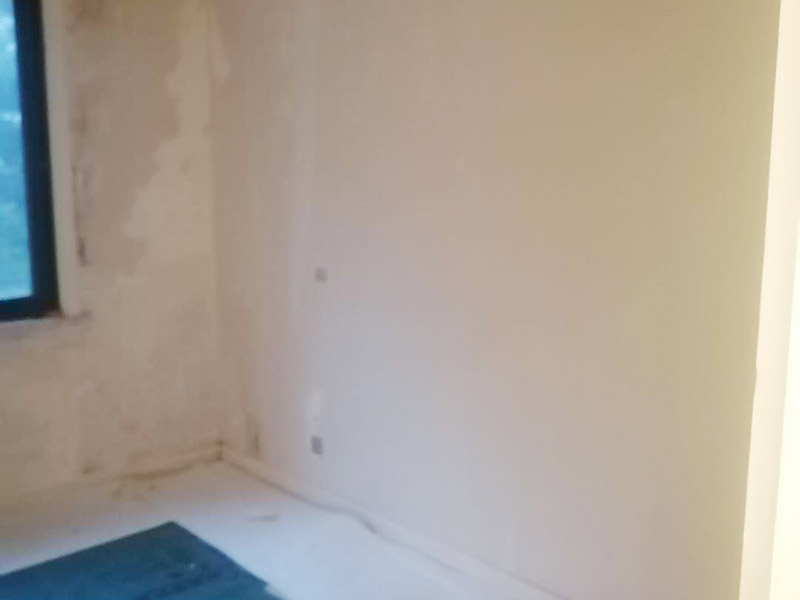 全屋舊墻紙撕除案例：1：在墻面頂部選一塊不顯眼的角落，用美工刀的刀尖將墻紙掀起。2：盡量貼近墻面，捏住墻紙的一角，試著將其從墻面上揭下。朝著自己的方向?qū)垊冸x墻面，這樣更容易揭下墻紙。 用美工刀、剃刀片或墻紙刮刀(一種專(zhuān)用工具，在墻紙店可以買(mǎi)到)，沿水平方向?qū)⑴f墻紙割開(kāi)，讓溫肥皂水或墻紙剝除劑滲到墻紙的后面，軟化粘合劑，然后就可以從石膏墻上撕除或刮除墻紙了。如要噴涂墻紙剝除劑，需戴上粉刷工面罩，以免吸入化學(xué)氣體。