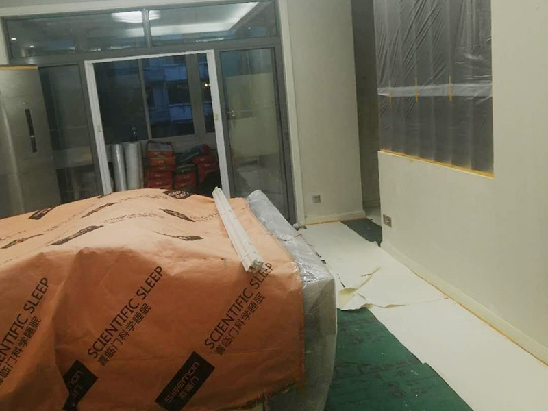 全屋舊墻紙撕除案例：1：在墻面頂部選一塊不顯眼的角落，用美工刀的刀尖將墻紙掀起。2：盡量貼近墻面，捏住墻紙的一角，試著將其從墻面上揭下。朝著自己的方向?qū)垊冸x墻面，這樣更容易揭下墻紙。 用美工刀、剃刀片或墻紙刮刀(一種專(zhuān)用工具，在墻紙店可以買(mǎi)到)，沿水平方向?qū)⑴f墻紙割開(kāi)，讓溫肥皂水或墻紙剝除劑滲到墻紙的后面，軟化粘合劑，然后就可以從石膏墻上撕除或刮除墻紙了。如要噴涂墻紙剝除劑，需戴上粉刷工面罩，以免吸入化學(xué)氣體。