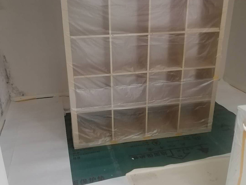 全屋舊墻紙撕除案例：1：在墻面頂部選一塊不顯眼的角落，用美工刀的刀尖將墻紙掀起。2：盡量貼近墻面，捏住墻紙的一角，試著將其從墻面上揭下。朝著自己的方向?qū)垊冸x墻面，這樣更容易揭下墻紙。 用美工刀、剃刀片或墻紙刮刀(一種專(zhuān)用工具，在墻紙店可以買(mǎi)到)，沿水平方向?qū)⑴f墻紙割開(kāi)，讓溫肥皂水或墻紙剝除劑滲到墻紙的后面，軟化粘合劑，然后就可以從石膏墻上撕除或刮除墻紙了。如要噴涂墻紙剝除劑，需戴上粉刷工面罩，以免吸入化學(xué)氣體。