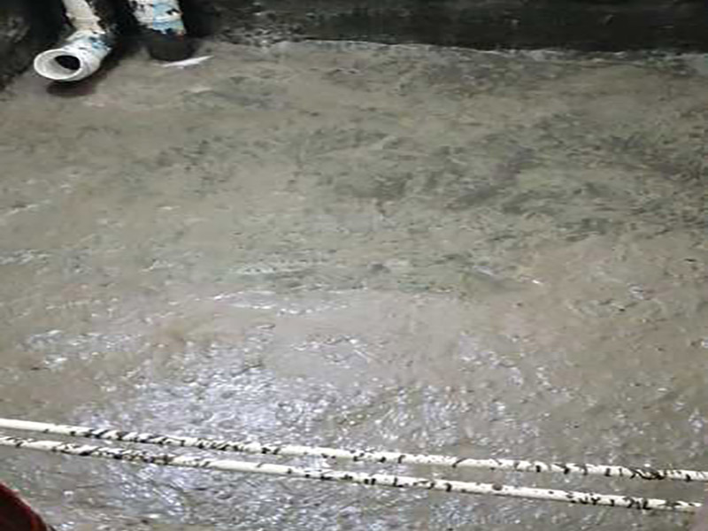 廁所防水重裝施工：使用毛刷、刮刀或鏟子等工具，將需重新做防水位置的基層清理干凈，原防水層凸起的顆粒和地上的浮灰垃圾都要清理干凈。做好基層準(zhǔn)備工作后，先使用閃凝漿料將防水層封堵開槽管道縫，進(jìn)行填實(shí)抹平。對墻角、陰陽角、管根、地漏等容易漏水的防水薄弱部位先進(jìn)行仔細(xì)均勻涂刷，使用滾刷進(jìn)行第一遍大面積涂刷防水涂料。