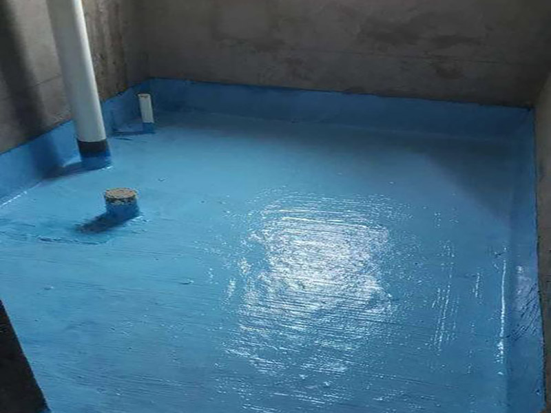 廁所防水重裝施工：使用毛刷、刮刀或鏟子等工具，將需重新做防水位置的基層清理干凈，原防水層凸起的顆粒和地上的浮灰垃圾都要清理干凈。做好基層準(zhǔn)備工作后，先使用閃凝漿料將防水層封堵開槽管道縫，進(jìn)行填實(shí)抹平。對墻角、陰陽角、管根、地漏等容易漏水的防水薄弱部位先進(jìn)行仔細(xì)均勻涂刷，使用滾刷進(jìn)行第一遍大面積涂刷防水涂料。