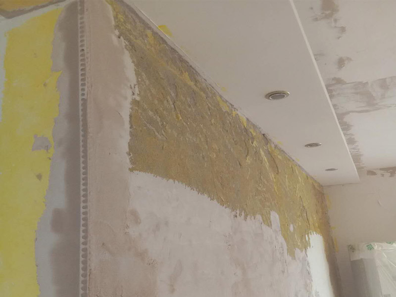 局部掛網(wǎng)刮膩子：1、先對墻面涂刷一遍界面劑；2、查看一下墻面有沒有裂縫的情況，如果有那么要利用白乳膠和牛皮紙，修復(fù)裂縫處；3，利用石膏對墻面不平整的地方進(jìn)行找平，保證墻面的平整誤差是在0.5公分以內(nèi)；4、將網(wǎng)格布按照從上到下、從左到右的順序平整的張貼在墻上；5、給墻面涂刷兩遍到三遍膩子粉。