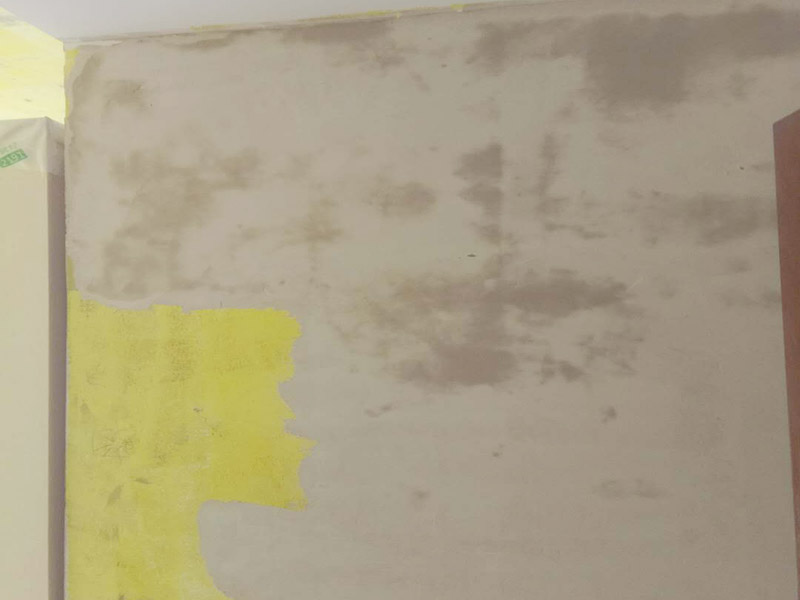 局部掛網(wǎng)刮膩子：1、先對墻面涂刷一遍界面劑；2、查看一下墻面有沒有裂縫的情況，如果有那么要利用白乳膠和牛皮紙，修復(fù)裂縫處；3，利用石膏對墻面不平整的地方進(jìn)行找平，保證墻面的平整誤差是在0.5公分以內(nèi)；4、將網(wǎng)格布按照從上到下、從左到右的順序平整的張貼在墻上；5、給墻面涂刷兩遍到三遍膩子粉。