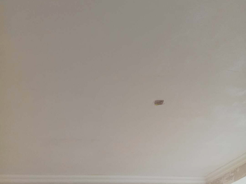 局部掛網(wǎng)刮膩子：1、先對墻面涂刷一遍界面劑；2、查看一下墻面有沒有裂縫的情況，如果有那么要利用白乳膠和牛皮紙，修復(fù)裂縫處；3，利用石膏對墻面不平整的地方進(jìn)行找平，保證墻面的平整誤差是在0.5公分以內(nèi)；4、將網(wǎng)格布按照從上到下、從左到右的順序平整的張貼在墻上；5、給墻面涂刷兩遍到三遍膩子粉。