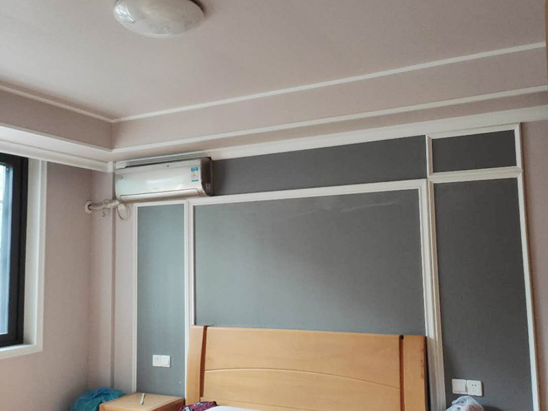 墻面乳膠漆粉刷造型：1、排刷是最省料，但比較費(fèi)時(shí)間，當(dāng)然慢工細(xì)活還是不錯(cuò)的，墻面效果最后是平的。由于乳膠涂料干燥較快，每個(gè)刷涂面應(yīng)盡量一次完成，否則易產(chǎn)生接痕。手動(dòng)刷時(shí)，必須從一個(gè)點(diǎn)開(kāi)始，按順序開(kāi)始，不要東油一下，西油一下，這樣容易漏刷或者出來(lái)的效果會(huì)不均勻，難看。當(dāng)手刷時(shí)，沾的油漆不要過(guò)多，剛好不會(huì)掉下來(lái)為好，否則容易刷墻出現(xiàn)&ldquo;落淚&rdquo;的現(xiàn)象。 2、棍刷進(jìn)行滾的作業(yè)，在效果各方面都是比較普通的，浪費(fèi)乳膠漆程度比較厲害，也不是效果最好，但是相對(duì)而言，這是性價(jià)比較高的施工方式。輥涂時(shí)，為避免輥?zhàn)雍圹E，搭接寬度為毛輥長(zhǎng)度的1/4，一般輥涂?jī)杀?，夏季其間隔應(yīng)2小時(shí)以上，冬季可能需要多點(diǎn)時(shí)間。 3、噴槍的效果會(huì)比較好，會(huì)出現(xiàn)墻面的顆粒狀，比較自然，速度快，省時(shí)，但是不太容易修補(bǔ)。噴涂時(shí)手握噴槍要平穩(wěn)，噴嘴距離墻面距離最好是30-50厘米，不能太近或過(guò)遠(yuǎn)。噴槍有規(guī)律地移動(dòng)，橫、縱向呈S形涂墻面。一般每分鐘應(yīng)在400~600毫米間勻速運(yùn)動(dòng)。要注意接茬部位顏色一致、厚薄均勻，且要防止漏噴、流淌。 4、批的效果最好，但最費(fèi)料。不過(guò)，批的話可以不要太好的涂料，普通的乳膠漆批出來(lái)的效果也很好。