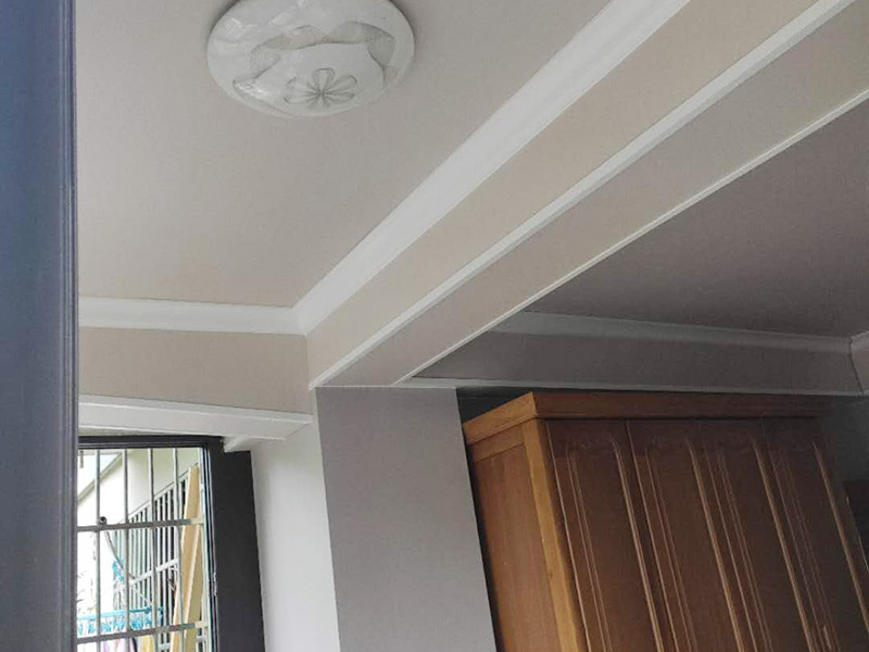 墻面乳膠漆粉刷造型：1、排刷是最省料，但比較費(fèi)時(shí)間，當(dāng)然慢工細(xì)活還是不錯(cuò)的，墻面效果最后是平的。由于乳膠涂料干燥較快，每個(gè)刷涂面應(yīng)盡量一次完成，否則易產(chǎn)生接痕。手動(dòng)刷時(shí)，必須從一個(gè)點(diǎn)開(kāi)始，按順序開(kāi)始，不要東油一下，西油一下，這樣容易漏刷或者出來(lái)的效果會(huì)不均勻，難看。當(dāng)手刷時(shí)，沾的油漆不要過(guò)多，剛好不會(huì)掉下來(lái)為好，否則容易刷墻出現(xiàn)&ldquo;落淚&rdquo;的現(xiàn)象。 2、棍刷進(jìn)行滾的作業(yè)，在效果各方面都是比較普通的，浪費(fèi)乳膠漆程度比較厲害，也不是效果最好，但是相對(duì)而言，這是性價(jià)比較高的施工方式。輥涂時(shí)，為避免輥?zhàn)雍圹E，搭接寬度為毛輥長(zhǎng)度的1/4，一般輥涂?jī)杀?，夏季其間隔應(yīng)2小時(shí)以上，冬季可能需要多點(diǎn)時(shí)間。 3、噴槍的效果會(huì)比較好，會(huì)出現(xiàn)墻面的顆粒狀，比較自然，速度快，省時(shí)，但是不太容易修補(bǔ)。噴涂時(shí)手握噴槍要平穩(wěn)，噴嘴距離墻面距離最好是30-50厘米，不能太近或過(guò)遠(yuǎn)。噴槍有規(guī)律地移動(dòng)，橫、縱向呈S形涂墻面。一般每分鐘應(yīng)在400~600毫米間勻速運(yùn)動(dòng)。要注意接茬部位顏色一致、厚薄均勻，且要防止漏噴、流淌。 4、批的效果最好，但最費(fèi)料。不過(guò)，批的話可以不要太好的涂料，普通的乳膠漆批出來(lái)的效果也很好。