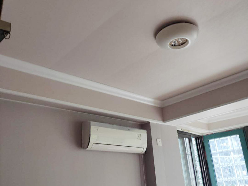 墻面乳膠漆粉刷造型：1、排刷是最省料，但比較費(fèi)時(shí)間，當(dāng)然慢工細(xì)活還是不錯(cuò)的，墻面效果最后是平的。由于乳膠涂料干燥較快，每個(gè)刷涂面應(yīng)盡量一次完成，否則易產(chǎn)生接痕。手動(dòng)刷時(shí)，必須從一個(gè)點(diǎn)開(kāi)始，按順序開(kāi)始，不要東油一下，西油一下，這樣容易漏刷或者出來(lái)的效果會(huì)不均勻，難看。當(dāng)手刷時(shí)，沾的油漆不要過(guò)多，剛好不會(huì)掉下來(lái)為好，否則容易刷墻出現(xiàn)&ldquo;落淚&rdquo;的現(xiàn)象。 2、棍刷進(jìn)行滾的作業(yè)，在效果各方面都是比較普通的，浪費(fèi)乳膠漆程度比較厲害，也不是效果最好，但是相對(duì)而言，這是性價(jià)比較高的施工方式。輥涂時(shí)，為避免輥?zhàn)雍圹E，搭接寬度為毛輥長(zhǎng)度的1/4，一般輥涂?jī)杀椋募酒溟g隔應(yīng)2小時(shí)以上，冬季可能需要多點(diǎn)時(shí)間。 3、噴槍的效果會(huì)比較好，會(huì)出現(xiàn)墻面的顆粒狀，比較自然，速度快，省時(shí)，但是不太容易修補(bǔ)。噴涂時(shí)手握噴槍要平穩(wěn)，噴嘴距離墻面距離最好是30-50厘米，不能太近或過(guò)遠(yuǎn)。噴槍有規(guī)律地移動(dòng)，橫、縱向呈S形涂墻面。一般每分鐘應(yīng)在400~600毫米間勻速運(yùn)動(dòng)。要注意接茬部位顏色一致、厚薄均勻，且要防止漏噴、流淌。 4、批的效果最好，但最費(fèi)料。不過(guò)，批的話可以不要太好的涂料，普通的乳膠漆批出來(lái)的效果也很好。