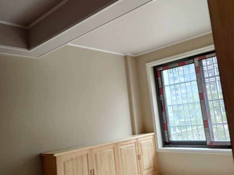 墻面乳膠漆粉刷造型：1、排刷是最省料，但比較費(fèi)時(shí)間，當(dāng)然慢工細(xì)活還是不錯(cuò)的，墻面效果最后是平的。由于乳膠涂料干燥較快，每個(gè)刷涂面應(yīng)盡量一次完成，否則易產(chǎn)生接痕。手動(dòng)刷時(shí)，必須從一個(gè)點(diǎn)開(kāi)始，按順序開(kāi)始，不要東油一下，西油一下，這樣容易漏刷或者出來(lái)的效果會(huì)不均勻，難看。當(dāng)手刷時(shí)，沾的油漆不要過(guò)多，剛好不會(huì)掉下來(lái)為好，否則容易刷墻出現(xiàn)&ldquo;落淚&rdquo;的現(xiàn)象。 2、棍刷進(jìn)行滾的作業(yè)，在效果各方面都是比較普通的，浪費(fèi)乳膠漆程度比較厲害，也不是效果最好，但是相對(duì)而言，這是性價(jià)比較高的施工方式。輥涂時(shí)，為避免輥?zhàn)雍圹E，搭接寬度為毛輥長(zhǎng)度的1/4，一般輥涂?jī)杀?，夏季其間隔應(yīng)2小時(shí)以上，冬季可能需要多點(diǎn)時(shí)間。 3、噴槍的效果會(huì)比較好，會(huì)出現(xiàn)墻面的顆粒狀，比較自然，速度快，省時(shí)，但是不太容易修補(bǔ)。噴涂時(shí)手握噴槍要平穩(wěn)，噴嘴距離墻面距離最好是30-50厘米，不能太近或過(guò)遠(yuǎn)。噴槍有規(guī)律地移動(dòng)，橫、縱向呈S形涂墻面。一般每分鐘應(yīng)在400~600毫米間勻速運(yùn)動(dòng)。要注意接茬部位顏色一致、厚薄均勻，且要防止漏噴、流淌。 4、批的效果最好，但最費(fèi)料。不過(guò)，批的話可以不要太好的涂料，普通的乳膠漆批出來(lái)的效果也很好。