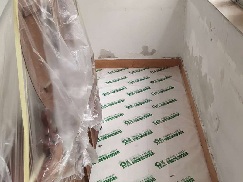 地板家具成品保護(hù)：各類裝修物料的進(jìn)場、建筑裝修垃圾的清理都必須經(jīng)過入戶門。在對物品進(jìn)行搬運(yùn)時，難免會與入戶門發(fā)生磕碰及摩擦。水電改造是基礎(chǔ)裝修，水電裝修的質(zhì)量好壞，直接決定著后期的施工和使用。因此，在進(jìn)行水電改造時，同樣需要做好成品保護(hù)工作。水電改造完成后，應(yīng)當(dāng)對各種管線進(jìn)行規(guī)范的固定，以防脫落;對裸露的線頭要進(jìn)行包裹，以防發(fā)生觸電的危險;做好地面裸線管的固定和保護(hù)，防止被踩壞。同時，在搬運(yùn)物料時，也不要破壞地面鋪設(shè)的管線。進(jìn)行裝修施工時，磁環(huán)邊鋪邊勾縫，在崗鋪設(shè)的瓷磚、地板上堆放雜物、走動踩踏，地板沒有使用成品保護(hù)膜覆蓋等都會影響瓷磚及地板的鋪貼效果，使瓷磚出現(xiàn)施工質(zhì)量問題。