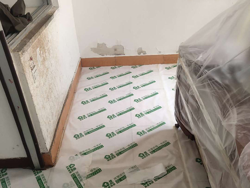 地板家具成品保護(hù)：各類裝修物料的進(jìn)場、建筑裝修垃圾的清理都必須經(jīng)過入戶門。在對物品進(jìn)行搬運(yùn)時，難免會與入戶門發(fā)生磕碰及摩擦。水電改造是基礎(chǔ)裝修，水電裝修的質(zhì)量好壞，直接決定著后期的施工和使用。因此，在進(jìn)行水電改造時，同樣需要做好成品保護(hù)工作。水電改造完成后，應(yīng)當(dāng)對各種管線進(jìn)行規(guī)范的固定，以防脫落;對裸露的線頭要進(jìn)行包裹，以防發(fā)生觸電的危險;做好地面裸線管的固定和保護(hù)，防止被踩壞。同時，在搬運(yùn)物料時，也不要破壞地面鋪設(shè)的管線。進(jìn)行裝修施工時，磁環(huán)邊鋪邊勾縫，在崗鋪設(shè)的瓷磚、地板上堆放雜物、走動踩踏，地板沒有使用成品保護(hù)膜覆蓋等都會影響瓷磚及地板的鋪貼效果，使瓷磚出現(xiàn)施工質(zhì)量問題。