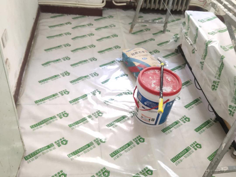 地板家具成品保護(hù)：各類裝修物料的進(jìn)場、建筑裝修垃圾的清理都必須經(jīng)過入戶門。在對物品進(jìn)行搬運(yùn)時，難免會與入戶門發(fā)生磕碰及摩擦。水電改造是基礎(chǔ)裝修，水電裝修的質(zhì)量好壞，直接決定著后期的施工和使用。因此，在進(jìn)行水電改造時，同樣需要做好成品保護(hù)工作。水電改造完成后，應(yīng)當(dāng)對各種管線進(jìn)行規(guī)范的固定，以防脫落;對裸露的線頭要進(jìn)行包裹，以防發(fā)生觸電的危險;做好地面裸線管的固定和保護(hù)，防止被踩壞。同時，在搬運(yùn)物料時，也不要破壞地面鋪設(shè)的管線。進(jìn)行裝修施工時，磁環(huán)邊鋪邊勾縫，在崗鋪設(shè)的瓷磚、地板上堆放雜物、走動踩踏，地板沒有使用成品保護(hù)膜覆蓋等都會影響瓷磚及地板的鋪貼效果，使瓷磚出現(xiàn)施工質(zhì)量問題。
