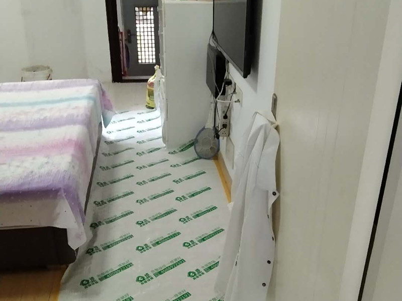 墻面修補(bǔ)維修：墻面漆層裂縫是比較常見的，它是由于墻面漆的漆層產(chǎn)生開裂而導(dǎo)致的，一般表現(xiàn)為墻面裂紋。這種裂紋會出現(xiàn)的主要原因就是選擇涂刷的墻面漆產(chǎn)品質(zhì)量不行，或者制啊涂刷過程中施工不當(dāng)造成的。 這種裂紋如果只是表面漆膜產(chǎn)生龜裂的話，那可以用細(xì)砂紙將裂紋打磨干凈來做修補(bǔ)，然后再選擇與原墻顏色相同漆，重新進(jìn)行涂刷。