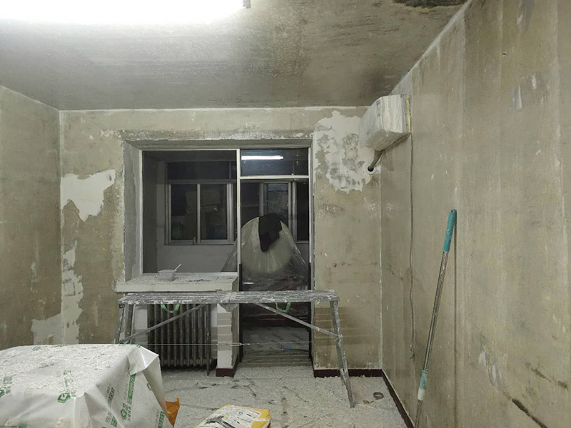 全屋墻面鏟除翻新：首先用水將墻面浸濕，這樣在鏟除墻面時(shí)比較省力，墻面必須要鏟到露出水泥砂漿面。然后是涂刷界面劑，一定要全部都刷到而且要均勻。墻面的裂縫通常都是用牛皮紙帶及白乳膠來貼住，但不能保證它能百分百不再開裂。 如果墻面凹凸不平，那么就需要用石膏來找平，誤差最好不要超過0.5公分。非承重墻一般都是需要貼布的，所以最好選擇質(zhì)地好的墻布和白乳膠，有條件的話可以使用網(wǎng)格布，對(duì)于防裂效果會(huì)更好。 墻面在刷底漆時(shí)，一定要把每個(gè)地方都刷到并且要均勻。刷底漆要使用質(zhì)地好滾筒，以免影響到底漆涂刷的效果。在膩?zhàn)哟蚰ブ?，墻面都?huì)留下一些比較難看的坑眼，特別是在刷漆后非常明顯，所以需要找補(bǔ)。在找補(bǔ)時(shí)一定要打磨平整，為了避免出現(xiàn)色差坑眼在底漆里多加一點(diǎn)水再涂刷。