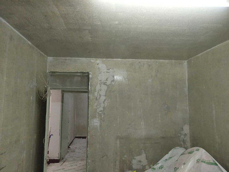 全屋墻面鏟除翻新：首先用水將墻面浸濕，這樣在鏟除墻面時(shí)比較省力，墻面必須要鏟到露出水泥砂漿面。然后是涂刷界面劑，一定要全部都刷到而且要均勻。墻面的裂縫通常都是用牛皮紙帶及白乳膠來貼住，但不能保證它能百分百不再開裂。 如果墻面凹凸不平，那么就需要用石膏來找平，誤差最好不要超過0.5公分。非承重墻一般都是需要貼布的，所以最好選擇質(zhì)地好的墻布和白乳膠，有條件的話可以使用網(wǎng)格布，對(duì)于防裂效果會(huì)更好。 墻面在刷底漆時(shí)，一定要把每個(gè)地方都刷到并且要均勻。刷底漆要使用質(zhì)地好滾筒，以免影響到底漆涂刷的效果。在膩?zhàn)哟蚰ブ?，墻面都?huì)留下一些比較難看的坑眼，特別是在刷漆后非常明顯，所以需要找補(bǔ)。在找補(bǔ)時(shí)一定要打磨平整，為了避免出現(xiàn)色差坑眼在底漆里多加一點(diǎn)水再涂刷。