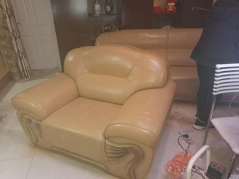 真皮沙發(fā)修補(bǔ)：1.清潔：清潔皮面，目的是去污、除蠟油，不傷皮，更好的為補(bǔ)色修補(bǔ)做改善。 2.去膜：用好威去膜劑去除皮革表面涂層（油層），以提升后續(xù)翻新改色劑的牢固度。 3.真皮修復(fù)破口：先找一塊大于破洞的皮塊，將破洞修剪整齊，用砂紙將破洞邊緣的反面小心打磨慢坡，以便粘皮時(shí)使之不明顯。磨好后，在破洞邊緣反面及皮塊正皮抹皮衣膠水，將皮塊粘在破洞里面粘好，然后將上面殘膠擦去便可。 4.補(bǔ)傷：將補(bǔ)傷膏均勻的涂抹在修補(bǔ)好的破洞表面，然后用細(xì)砂紙打磨光滑，按照填充-打磨-填充-打磨的順序把破損表面填補(bǔ)，恢復(fù)真皮沙發(fā)表面光滑平整。 5.修復(fù)皮紋：用熱風(fēng)槍調(diào)溫150&deg;把該模具有紋路的一面加溫，當(dāng)模具膨脹的時(shí)候，快速把模具壓到皮革破洞修補(bǔ)的地方，為了防止?fàn)C手，用事先疊好的毛巾放在磨具上面，用手用力壓合30秒左右，然后揭開(kāi)模具，紋路就會(huì)顯露出來(lái)。 6.上色：將光面皮革自噴漆搖動(dòng)讓液體充分混合均勻，然后距皮面15-20CM處，均勻地在補(bǔ)傷處噴涂，未噴到的地方可再次補(bǔ)涂。