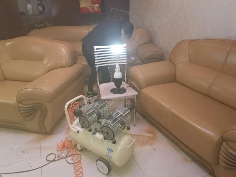 真皮沙發(fā)修補(bǔ)：1.清潔：清潔皮面，目的是去污、除蠟油，不傷皮，更好的為補(bǔ)色修補(bǔ)做改善。 2.去膜：用好威去膜劑去除皮革表面涂層（油層），以提升后續(xù)翻新改色劑的牢固度。 3.真皮修復(fù)破口：先找一塊大于破洞的皮塊，將破洞修剪整齊，用砂紙將破洞邊緣的反面小心打磨慢坡，以便粘皮時(shí)使之不明顯。磨好后，在破洞邊緣反面及皮塊正皮抹皮衣膠水，將皮塊粘在破洞里面粘好，然后將上面殘膠擦去便可。 4.補(bǔ)傷：將補(bǔ)傷膏均勻的涂抹在修補(bǔ)好的破洞表面，然后用細(xì)砂紙打磨光滑，按照填充-打磨-填充-打磨的順序把破損表面填補(bǔ)，恢復(fù)真皮沙發(fā)表面光滑平整。 5.修復(fù)皮紋：用熱風(fēng)槍調(diào)溫150&deg;把該模具有紋路的一面加溫，當(dāng)模具膨脹的時(shí)候，快速把模具壓到皮革破洞修補(bǔ)的地方，為了防止?fàn)C手，用事先疊好的毛巾放在磨具上面，用手用力壓合30秒左右，然后揭開(kāi)模具，紋路就會(huì)顯露出來(lái)。 6.上色：將光面皮革自噴漆搖動(dòng)讓液體充分混合均勻，然后距皮面15-20CM處，均勻地在補(bǔ)傷處噴涂，未噴到的地方可再次補(bǔ)涂。