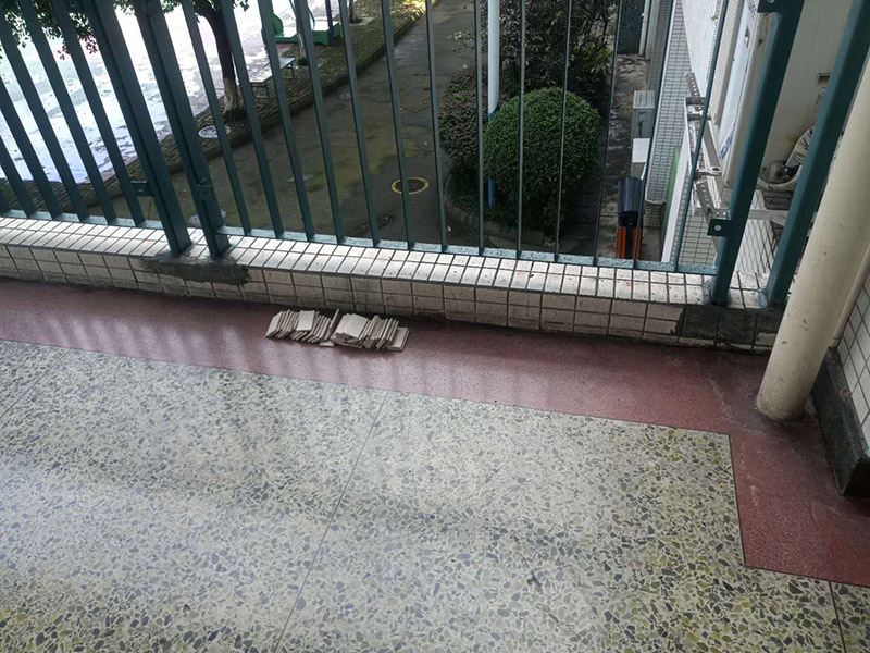 欄桿地磚修補維修：沿瓷磚四周邊緣清除嵌縫白水泥，小心地用小鑿子把破損的瓷磚清理干凈。又不想將四周瓷磚都換下，則可用裁玻璃的刀刻畫瓷磚的中間，將中間那部分瓷磚先鑿下來，然后用較鋒利的鋼鑿慢慢地將四周邊緣的碎瓷塊修理干凈。 2、瓷磚剝落后，底部的水泥砂漿將用鋼鑿子鑿開，而力不能太重，否則其他完好的瓦片就會破碎。除塵后，將水應用于濕表面。 3、瓷磚瓷磚應先浸濕，在瓷磚背面吹一層107膠泥后，，然后用力按壓，并檢查新貼的瓷磚是否與所有圓形瓷磚齊平。 4、新瓷磚的接縫應該用白色的水泥漿糊填充，并在瓷磚表面去除多余的水泥漿。