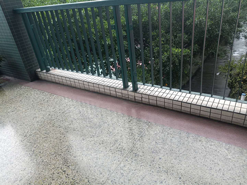 欄桿地磚修補維修：沿瓷磚四周邊緣清除嵌縫白水泥，小心地用小鑿子把破損的瓷磚清理干凈。又不想將四周瓷磚都換下，則可用裁玻璃的刀刻畫瓷磚的中間，將中間那部分瓷磚先鑿下來，然后用較鋒利的鋼鑿慢慢地將四周邊緣的碎瓷塊修理干凈。 2、瓷磚剝落后，底部的水泥砂漿將用鋼鑿子鑿開，而力不能太重，否則其他完好的瓦片就會破碎。除塵后，將水應用于濕表面。 3、瓷磚瓷磚應先浸濕，在瓷磚背面吹一層107膠泥后，，然后用力按壓，并檢查新貼的瓷磚是否與所有圓形瓷磚齊平。 4、新瓷磚的接縫應該用白色的水泥漿糊填充，并在瓷磚表面去除多余的水泥漿。