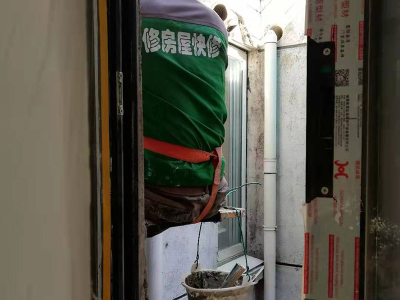 外墻刷防水維修：窗框與墻體接縫防水密封，先后采用泡沫填縫劑和密封材料進(jìn)行施工。泡沫填縫劑為單組份聚氨酯發(fā)泡填縫材料。密封材料為單組份密封填充防水密封膠。外墻面洞和較大裂縫防水密封前用噴水槍等工具將待治理的外墻面、伸縮縫、窗框等部位清理干凈，使施工的外墻面及縫、孔、洞部位達(dá)到無(wú)油、無(wú)塵土、無(wú)水泥松散顆粒等雜物。待其干燥后，將孔、洞、縫用防水密封材料嵌填密實(shí)，并達(dá)到與原顏色一致，再用快速堵漏靈和透明防水膠膜進(jìn)行精心施工。