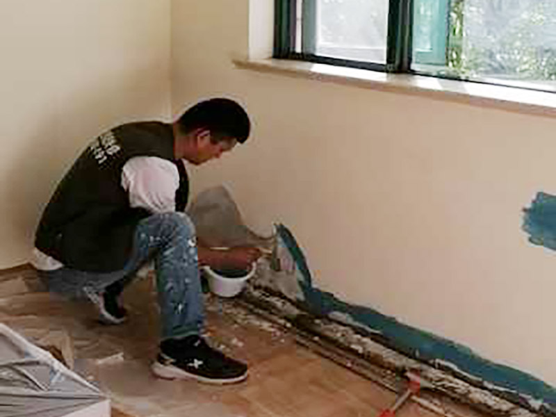 墻面局部防水修補(bǔ)：基面處理是基礎(chǔ)，基面處理是防水施工的關(guān)鍵，施工前須清理基面，以確保其堅固、平整、干凈，無灰塵、油膩、蠟、脫模劑等以及其它碎屑物質(zhì)，如有孔隙、裂縫等缺陷的，須預(yù)先用水泥砂漿修補(bǔ)抹平，陰陽角處應(yīng)抹成圓弧形。保持基面濕潤當(dāng)無明水。 涂刷方法要注意，涂刷時力度均勻，注意不要漏刷；前后兩遍涂刷時保持垂直相交的角度，以充分覆蓋到位；單次涂刷不宜過厚，特別是管口和轉(zhuǎn)角處，不能超過1mm，防止干固后產(chǎn)生裂縫。