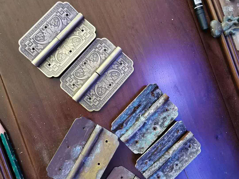 家具五金翻新安裝:1、取一個邊框和下封，用固定螺絲固定； 2、把du固定好的邊框放置地上，然后把移門板排列在邊框上面； 3、取另外一根邊框卡入排列好的移門板上，用螺絲固定下封和邊框； 4、卡入上封，用螺絲固定，同時固定好上滑輪； 5、上下螺絲都固定好后，用牽引螺絲把下滑輪固定在下封內(nèi)，完成安裝；