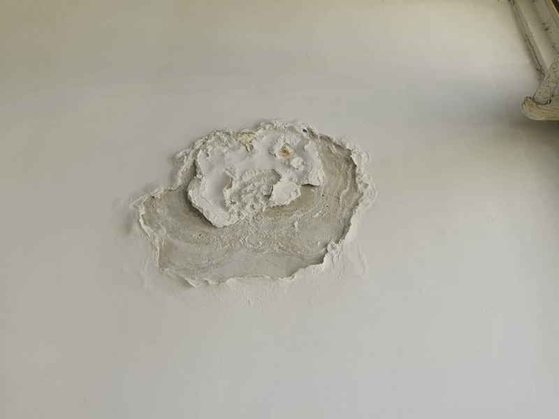 墻面空鼓起皮維修：起因可能是：1、抹灰前基層清理不干凈，不同材料的bai墻面連接未按照規(guī)范規(guī)定設(shè)置鋼絲網(wǎng);墻面澆水不透;外墻 粉刷墻面沒有分格或分格過大。 2、原材料質(zhì)量不符合要求(沙粒過細，含泥量大，水泥安定性不合要求);砂漿未攪拌均勻。 3、幾層凹凸偏差較大，一次抹灰過厚，沒有分層抹灰或各抹灰時間間隔太近;抹灰總厚度大于35mm時未采取加強措施。 4、各層抹灰層配合比相差過大，強度等級較高的水泥砂漿粉刷在強度等級較低的面層或?qū)嵒萆皾{面層上。 5、氣溫過高時，砂漿失水過快;抹灰后未適當(dāng)澆水養(yǎng)護。