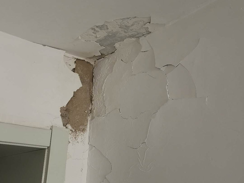 墻面空鼓起皮維修：起因可能是：1、抹灰前基層清理不干凈，不同材料的bai墻面連接未按照規(guī)范規(guī)定設(shè)置鋼絲網(wǎng);墻面澆水不透;外墻 粉刷墻面沒有分格或分格過大。 2、原材料質(zhì)量不符合要求(沙粒過細，含泥量大，水泥安定性不合要求);砂漿未攪拌均勻。 3、幾層凹凸偏差較大，一次抹灰過厚，沒有分層抹灰或各抹灰時間間隔太近;抹灰總厚度大于35mm時未采取加強措施。 4、各層抹灰層配合比相差過大，強度等級較高的水泥砂漿粉刷在強度等級較低的面層或?qū)嵒萆皾{面層上。 5、氣溫過高時，砂漿失水過快;抹灰后未適當(dāng)澆水養(yǎng)護。