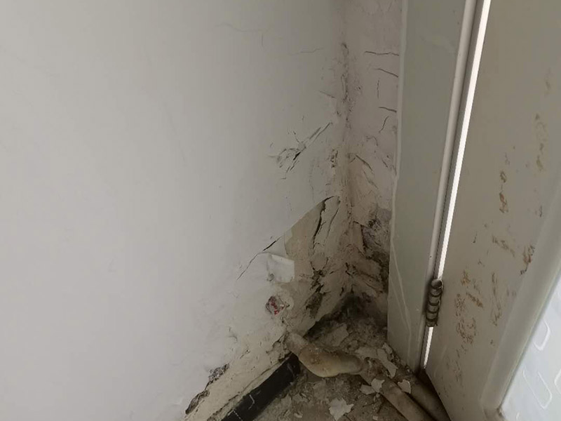 墻面空鼓起皮維修：起因可能是：1、抹灰前基層清理不干凈，不同材料的bai墻面連接未按照規(guī)范規(guī)定設(shè)置鋼絲網(wǎng);墻面澆水不透;外墻 粉刷墻面沒有分格或分格過大。 2、原材料質(zhì)量不符合要求(沙粒過細，含泥量大，水泥安定性不合要求);砂漿未攪拌均勻。 3、幾層凹凸偏差較大，一次抹灰過厚，沒有分層抹灰或各抹灰時間間隔太近;抹灰總厚度大于35mm時未采取加強措施。 4、各層抹灰層配合比相差過大，強度等級較高的水泥砂漿粉刷在強度等級較低的面層或?qū)嵒萆皾{面層上。 5、氣溫過高時，砂漿失水過快;抹灰后未適當(dāng)澆水養(yǎng)護。