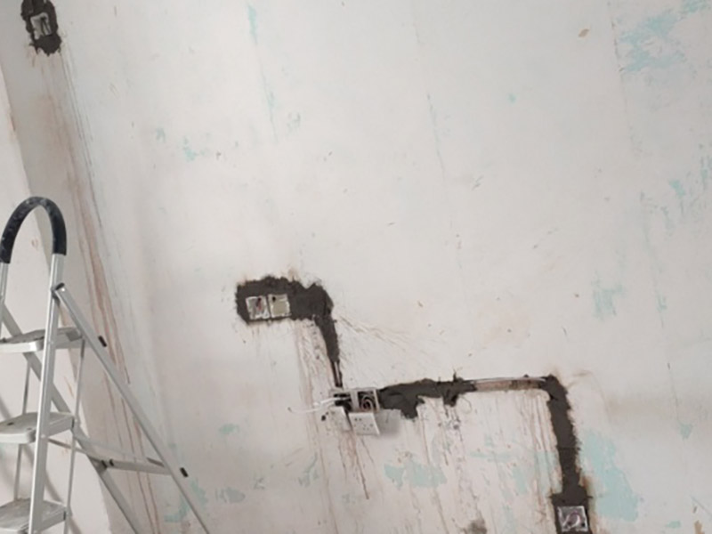電路改造是重要的隱蔽工程之一，在施工中，電路改造的工序比較復雜，很容易會出現(xiàn)一些安全隱患，因此電路改造施工過程必須嚴格按規(guī)范進行。很多朋友在裝修的時候沒有考慮到入住后的實際需要，往往對電線插座的安裝掉以輕心。到了入住就后悔莫及。因此，裝修時考慮清楚，以免讓電線插座給入住留下裝修遺憾。