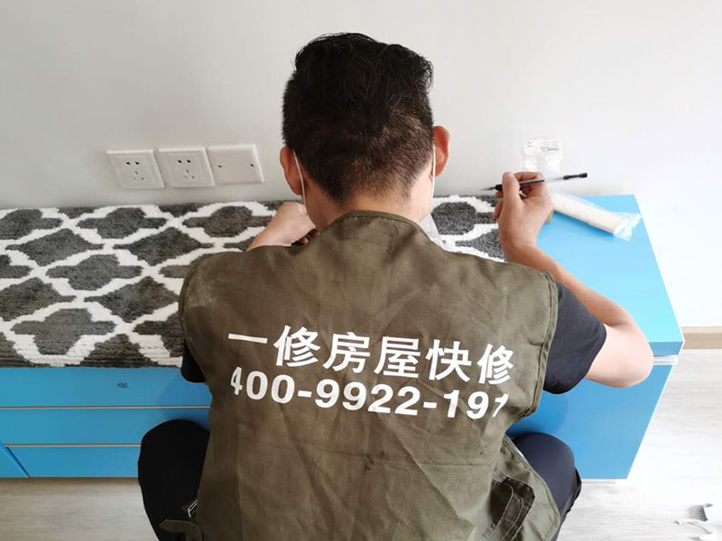 墻面換色家具保護(hù):第一就是可以貼壁紙，只是反而可能會(huì)把墻弄得花里胡哨的；第二在漆上做一些簡(jiǎn)單的線條或花紋，把粉色遮蓋住一些；第三就是只有鏟掉重新處理底子刷漆了，因?yàn)槠岣珊笫且粚幽ぁ?在裝修開(kāi)工前知道家具家電進(jìn)場(chǎng)，都應(yīng)當(dāng)使用成品保護(hù)膜將入戶門(mén)進(jìn)行包裹。 水電改造是基礎(chǔ)裝修，水電裝修的質(zhì)量好壞，直接決定著后期的施工和使用。因此，在進(jìn)行水電改造時(shí)，同樣需要做好成品保護(hù)工作。水電改造完成后，應(yīng)當(dāng)對(duì)各種管線進(jìn)行規(guī)范的固定，以防脫落;對(duì)裸露的線頭要進(jìn)行包裹，以防發(fā)生觸電的危險(xiǎn);做好地面裸線管的固定和保護(hù)，防止被踩