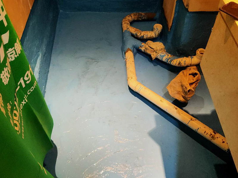 衛(wèi)生間地面防水處理：在進行防水處理之前，一定先找平地面，如果地面不平或效果不好，可能造成因防水涂料薄厚不均而導致的開裂滲漏。地漏，墻角，管跟等接縫處要使用高彈性的柔性防水涂刷，因為衛(wèi)生間的墻與地面之間的接縫處會移位最容易滲水。 防水層做好后要留余一定的時間，讓防水層與建筑更好的融為一體，然后在防水層上做保護層在鋪地磚，施工過程中，可千萬馬虎不得。要盡量的保護防水層。 防水是隱蔽工程，后續(xù)的施工也有可能會破壞防水層，如果地磚已鋪設完畢，可千萬不要砸地磚，用專業(yè)的補縫防水材料，把所有的縫隙堵住做好防水就好了。也同樣適用于衛(wèi)生間防水層失效后防水工程。