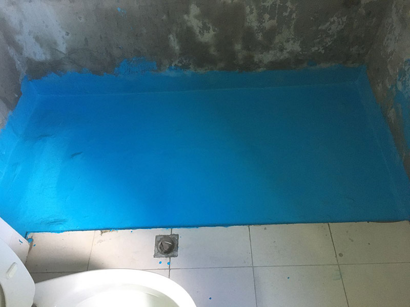 浴缸拆除防水案例：1.衛(wèi)生間地面先做找平。如果要更換衛(wèi)生間的地磚，在將原有地磚鑿去之后，一定要先用水泥砂漿將地面找平，然后再做防水處理。這樣可避免防水涂料因薄厚不均而造成滲漏。 2、接縫處要涂刷到位。衛(wèi)生間墻地面之間的接縫以及上下水管道與地面的接縫處，是最容易出現(xiàn)問題的地方。在施工中，一定要督促工人處理好這些邊角地方，將防水涂料涂抹&ldquo;到位&rdquo;。 3、墻面處理也很重要。在一般的衛(wèi)生間防水處理中，墻面上也要做大約30厘米高的防水涂料，以防積水滲透墻面。但如果是衛(wèi)生間的墻面是非承重的輕體墻，就要將整個墻面滿涂防水涂料。 4、防水實驗一定要做。在衛(wèi)生間施工完畢后，將衛(wèi)生間的所有下水堵住，并在門口砌一道25厘米高的&ldquo;坎&rdquo;，然后在衛(wèi)生間中灌入20厘米高的水。在24小時后，再檢查四周墻面和地面有無滲漏現(xiàn)象。這種24小時的防水實驗。