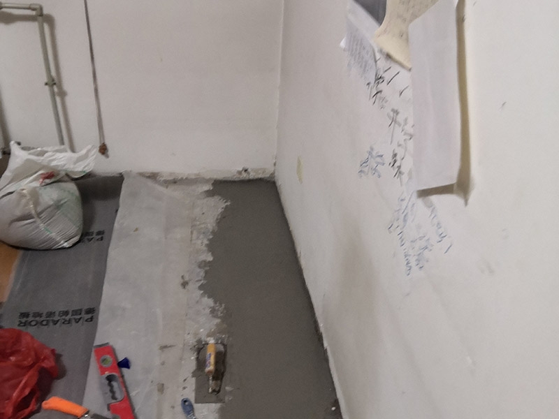 地板下水管漏水維修:關(guān)閉閥門(mén)，找出水管的位置走向，找到和主管連接的活接。埋在磚下的或是鐵管或熱熔管，一般鐵管出現(xiàn)漏水的情況多?？臻g不足，或采用明管影響美觀，通行及擺放物品時(shí)，就要除掉地磚重新?lián)Q管。先把地磚水管位置刨開(kāi)，露出里面的管道。若是熱熔管，需要熱熔工具，可以找施工人員更換。水管更換完畢，一定要打開(kāi)閥門(mén)試水。仔細(xì)觀察接頭處是否有滲漏滴水情況。 當(dāng)沒(méi)有滲水情況時(shí)，才可以重新鋪磚覆蓋。