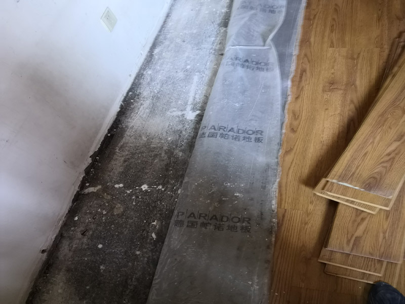 地板下水管漏水維修:關(guān)閉閥門(mén)，找出水管的位置走向，找到和主管連接的活接。埋在磚下的或是鐵管或熱熔管，一般鐵管出現(xiàn)漏水的情況多?？臻g不足，或采用明管影響美觀，通行及擺放物品時(shí)，就要除掉地磚重新?lián)Q管。先把地磚水管位置刨開(kāi)，露出里面的管道。若是熱熔管，需要熱熔工具，可以找施工人員更換。水管更換完畢，一定要打開(kāi)閥門(mén)試水。仔細(xì)觀察接頭處是否有滲漏滴水情況。 當(dāng)沒(méi)有滲水情況時(shí)，才可以重新鋪磚覆蓋。