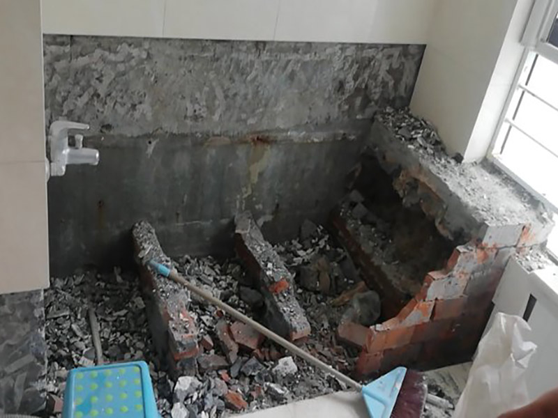 衛(wèi)生間防水改造:改造之前你需要將這些不滿意的地方進行拆除，且拆除之后的垃圾也要及時清理，避免阻礙施工進程。將不需要或是不滿意的地方進行拆除后，留下的成品需要進行施工保護，防止磕碰到，還可防止被上面的重物或是棱角碰壞。 衛(wèi)生間的水、水蒸氣極其常見，防水做不好極易導致墻面潮濕、發(fā)霉，電路出現(xiàn)問題等的情況。衛(wèi)生間墻面上要做大約30厘米的防水涂料，以防積水浸透墻面，且要保證涂刷厚度均勻，還需要處理好地面和墻面交界處的各類管件的涂刷。待防水處理完全確定后，等待地面干透就可以做后續(xù)的工程了。 地磚鋪設(shè)之前再做一次閉水試驗或直接再做一次防水，同時要了解地面水管電線的布局，以便之后檢查修理，另外在鋪設(shè)前注意將地磚浸泡30分鐘，以地磚完全浸泡后不冒氣泡為宜