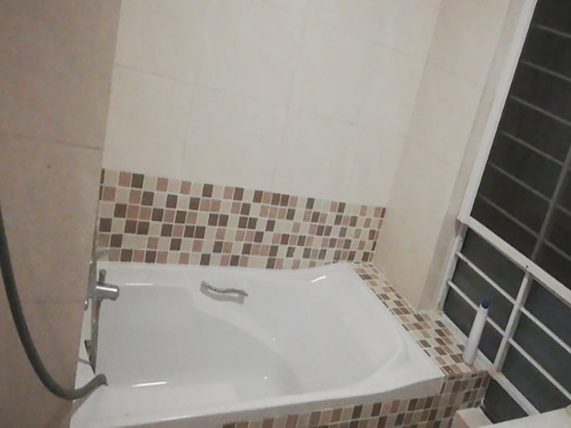 衛(wèi)生間防水改造:改造之前你需要將這些不滿意的地方進行拆除，且拆除之后的垃圾也要及時清理，避免阻礙施工進程。將不需要或是不滿意的地方進行拆除后，留下的成品需要進行施工保護，防止磕碰到，還可防止被上面的重物或是棱角碰壞。 衛(wèi)生間的水、水蒸氣極其常見，防水做不好極易導致墻面潮濕、發(fā)霉，電路出現(xiàn)問題等的情況。衛(wèi)生間墻面上要做大約30厘米的防水涂料，以防積水浸透墻面，且要保證涂刷厚度均勻，還需要處理好地面和墻面交界處的各類管件的涂刷。待防水處理完全確定后，等待地面干透就可以做后續(xù)的工程了。 地磚鋪設(shè)之前再做一次閉水試驗或直接再做一次防水，同時要了解地面水管電線的布局，以便之后檢查修理，另外在鋪設(shè)前注意將地磚浸泡30分鐘，以地磚完全浸泡后不冒氣泡為宜