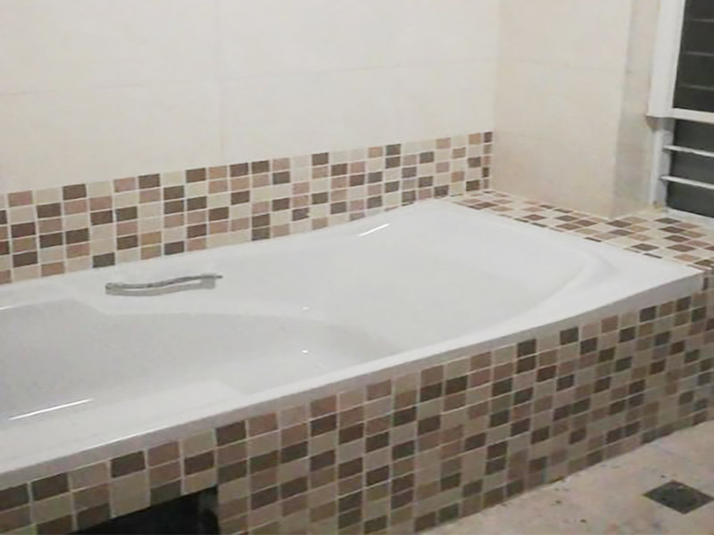 衛(wèi)生間防水改造:改造之前你需要將這些不滿意的地方進行拆除，且拆除之后的垃圾也要及時清理，避免阻礙施工進程。將不需要或是不滿意的地方進行拆除后，留下的成品需要進行施工保護，防止磕碰到，還可防止被上面的重物或是棱角碰壞。 衛(wèi)生間的水、水蒸氣極其常見，防水做不好極易導致墻面潮濕、發(fā)霉，電路出現(xiàn)問題等的情況。衛(wèi)生間墻面上要做大約30厘米的防水涂料，以防積水浸透墻面，且要保證涂刷厚度均勻，還需要處理好地面和墻面交界處的各類管件的涂刷。待防水處理完全確定后，等待地面干透就可以做后續(xù)的工程了。 地磚鋪設(shè)之前再做一次閉水試驗或直接再做一次防水，同時要了解地面水管電線的布局，以便之后檢查修理，另外在鋪設(shè)前注意將地磚浸泡30分鐘，以地磚完全浸泡后不冒氣泡為宜