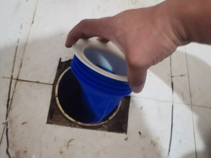 馬桶止逆閥安裝： 1、檢查排污管道與地面水平度：在安裝馬桶前應(yīng)先對排污管道進(jìn)行全面檢查，看管道內(nèi)是否有泥砂、廢紙等雜物堵塞，同時檢查馬桶安裝位的地面前后左右是否水平，如發(fā)現(xiàn)地面不平，在安裝時應(yīng)將地面找平。 2、確定排污管中心：翻轉(zhuǎn)馬桶，在馬桶排污口上確定中心，并劃出十字中心線，中心線應(yīng)延伸到馬桶底部四周腳邊。 3、固定馬桶：將馬桶上的與地面排污口的十字線對準(zhǔn)，保持水平安裝馬桶，并用力壓緊密封圈，安裝上地腳螺絲及裝飾帽。 4、做好底部密封：在馬桶排污口上安裝好專用密封圈，或在四周打上一圈玻璃膠(油灰)或水泥砂漿，水泥與砂的比例為1：3。 5、安裝水箱配件：放水3-5分鐘沖洗管道，以保證自來水管的清潔;再安裝角閥和連接軟管，然后將軟管與安裝的水箱配件進(jìn)水閥連接并按通水源。 6、調(diào)試檢驗(yàn)：檢查進(jìn)水閥進(jìn)水及密封是否正常，檢查排水閥安裝位置是否靈活，有無卡阻及滲漏，有無漏裝進(jìn)水閥過濾裝置等